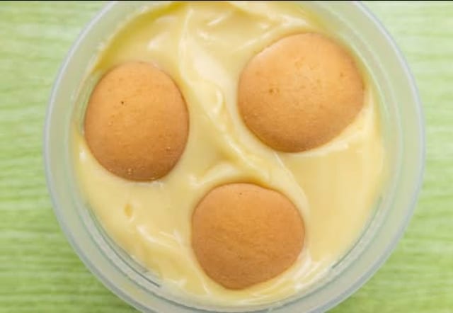 Banana pudding with cookies.